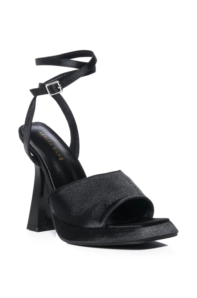 AZALEA WANG MAISHA CHUNKY SANDAL IN BLACK